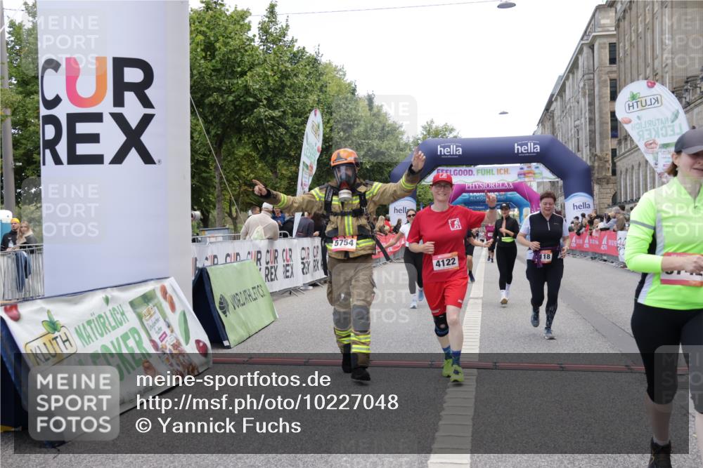 06.09.2026 - CURREX Alsterlauf Yannick Fuchs http://msf.ph/oto/10227048 06.09.2026 10:23:31 Ziel 2591, 2592, 2593, 2939, 3118, 4122, 4303, 5479, 5754 meine-sportfotos.de