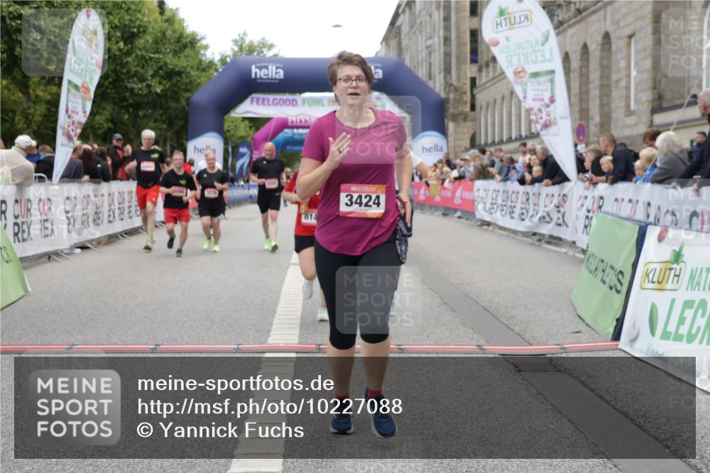 06.09.2026 - CURREX Alsterlauf Yannick Fuchs http://msf.ph/oto/10227088 06.09.2026 10:23:40 Ziel 2591, 2592, 2593, 2939, 3424, 3578, 3582, 4303, 4659, 6090, 8144 meine-sportfotos.de