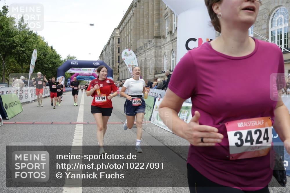 06.09.2026 - CURREX Alsterlauf Yannick Fuchs http://msf.ph/oto/10227091 06.09.2026 10:23:41 Ziel 2591, 2592, 2593, 2939, 3424, 3578, 3582, 4303, 4659, 6090, 8144 meine-sportfotos.de
