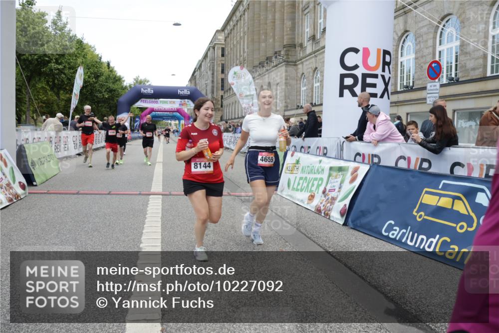 06.09.2026 - CURREX Alsterlauf Yannick Fuchs http://msf.ph/oto/10227092 06.09.2026 10:23:41 Ziel 2591, 2592, 2593, 2939, 3424, 3578, 3582, 4303, 4659, 6090, 8144 meine-sportfotos.de