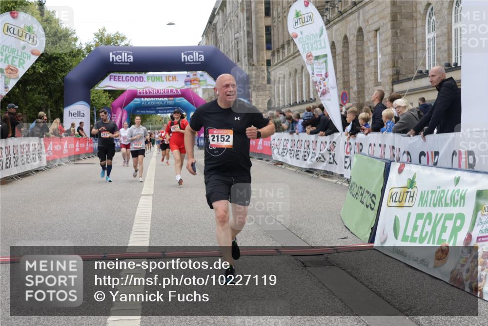 06.09.2026 - CURREX Alsterlauf Yannick Fuchs http://msf.ph/oto/10227119 06.09.2026 10:23:54 Ziel 2127, 2152, 2553, 4450, 5817 meine-sportfotos.de