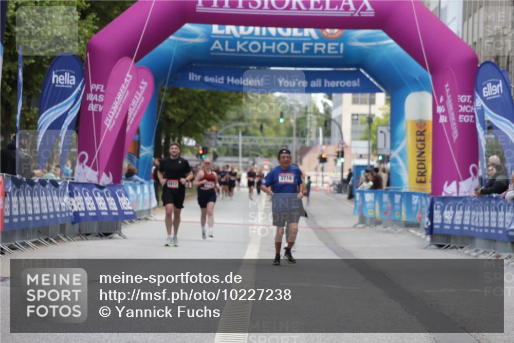 06.09.2026 - CURREX Alsterlauf Yannick Fuchs http://msf.ph/oto/10227238 06.09.2026 10:24:35 Ziel 3899, 3900, 5842 meine-sportfotos.de
