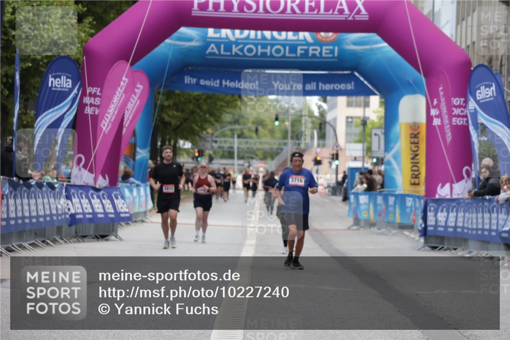 06.09.2026 - CURREX Alsterlauf Yannick Fuchs http://msf.ph/oto/10227240 06.09.2026 10:24:35 Ziel 3899, 3900, 5842 meine-sportfotos.de