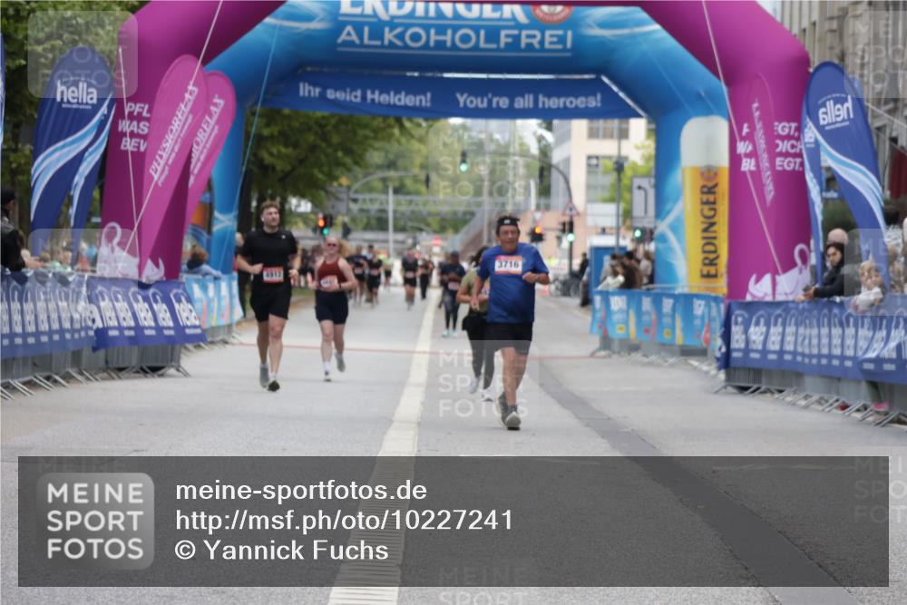 06.09.2026 - CURREX Alsterlauf Yannick Fuchs http://msf.ph/oto/10227241 06.09.2026 10:24:35 Ziel 3899, 3900, 5842 meine-sportfotos.de