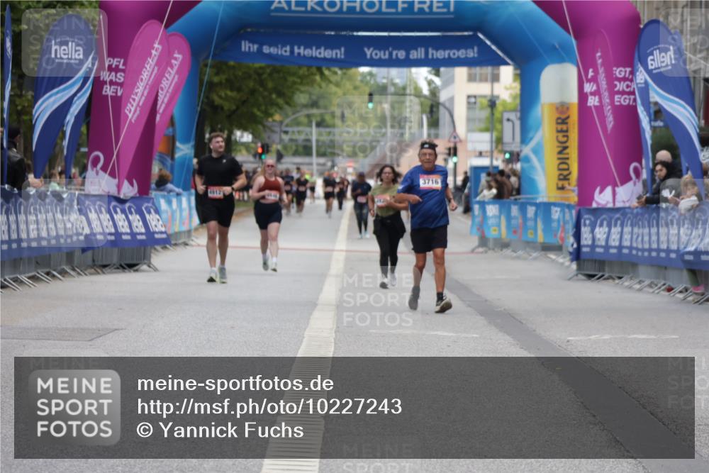 06.09.2026 - CURREX Alsterlauf Yannick Fuchs http://msf.ph/oto/10227243 06.09.2026 10:24:36 Ziel 3899, 3900, 5842 meine-sportfotos.de