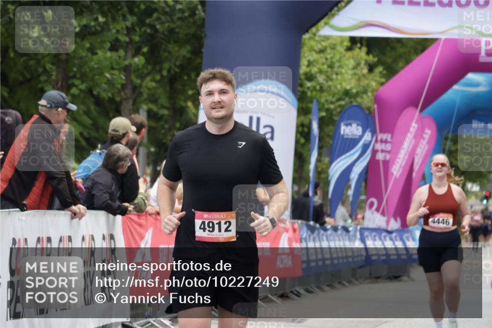 06.09.2026 - CURREX Alsterlauf Yannick Fuchs http://msf.ph/oto/10227249 06.09.2026 10:24:51 Ziel 3716, 4912 meine-sportfotos.de