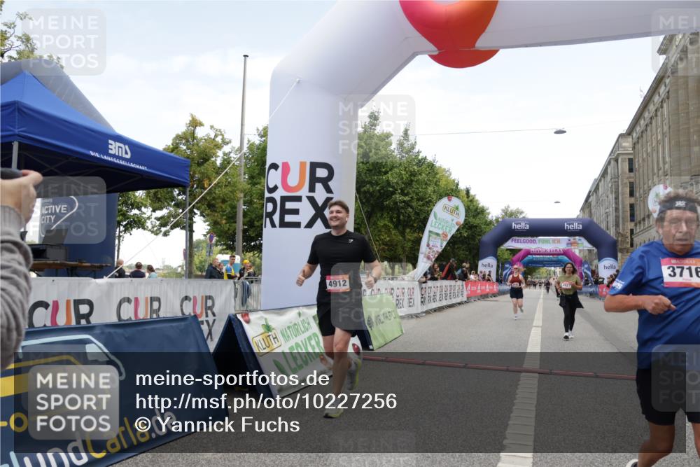 06.09.2026 - CURREX Alsterlauf Yannick Fuchs http://msf.ph/oto/10227256 06.09.2026 10:24:54 Ziel 3716, 4446, 4912, 4927 meine-sportfotos.de