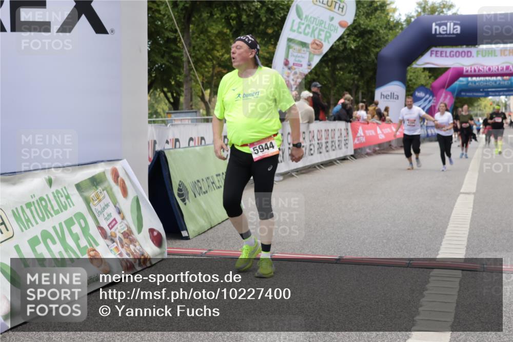 06.09.2026 - CURREX Alsterlauf Yannick Fuchs http://msf.ph/oto/10227400 06.09.2026 10:26:17 Ziel 2439, 2468, 4170, 5944 meine-sportfotos.de