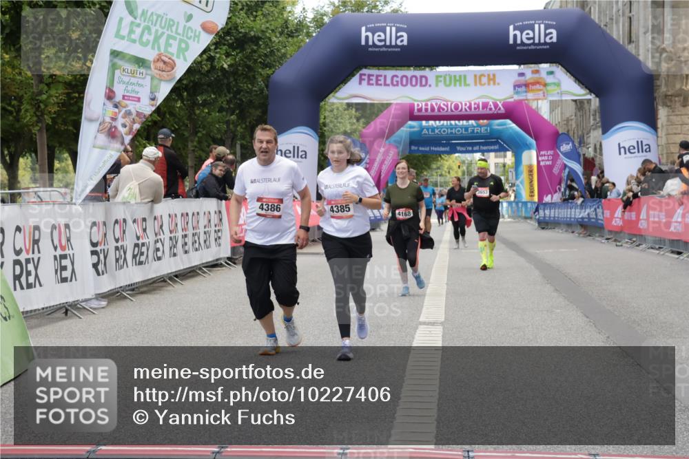 06.09.2026 - CURREX Alsterlauf Yannick Fuchs http://msf.ph/oto/10227406 06.09.2026 10:26:21 Ziel 4168, 4170, 4385, 4386, 5944 meine-sportfotos.de