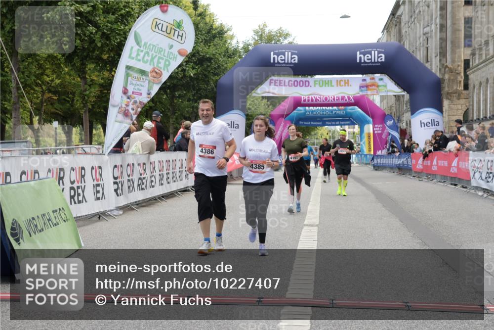 06.09.2026 - CURREX Alsterlauf Yannick Fuchs http://msf.ph/oto/10227407 06.09.2026 10:26:21 Ziel 4168, 4170, 4385, 4386, 5944 meine-sportfotos.de