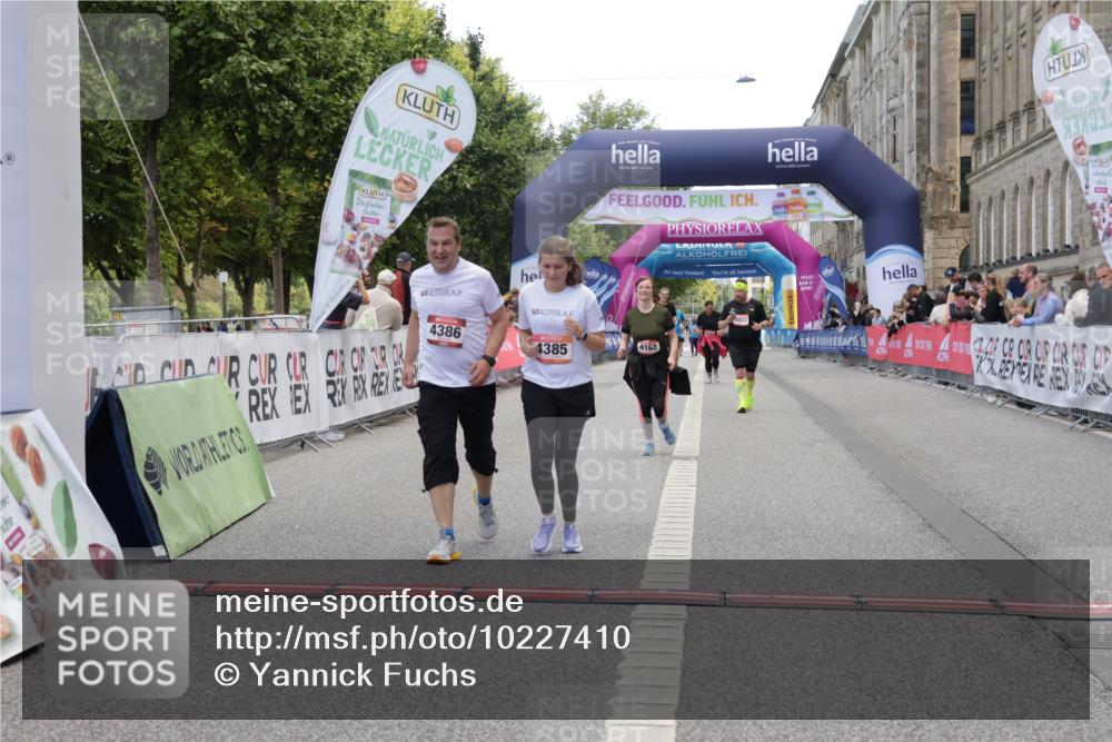06.09.2026 - CURREX Alsterlauf Yannick Fuchs http://msf.ph/oto/10227410 06.09.2026 10:26:22 Ziel 4168, 4170, 4385, 4386, 5944 meine-sportfotos.de