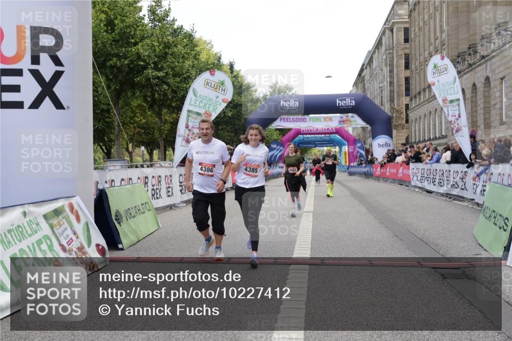 06.09.2026 - CURREX Alsterlauf Yannick Fuchs http://msf.ph/oto/10227412 06.09.2026 10:26:23 Ziel 4168, 4385, 4386, 5944 meine-sportfotos.de