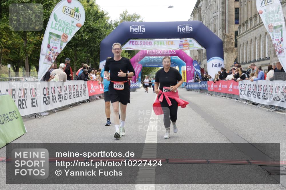 06.09.2026 - CURREX Alsterlauf Yannick Fuchs http://msf.ph/oto/10227424 06.09.2026 10:26:32 Ziel 2282, 2283, 3653, 3784, 4168 meine-sportfotos.de