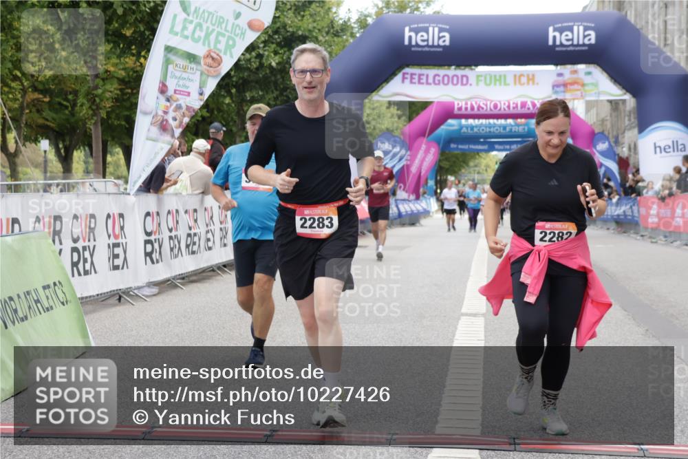 06.09.2026 - CURREX Alsterlauf Yannick Fuchs http://msf.ph/oto/10227426 06.09.2026 10:26:33 Ziel 2282, 2283, 3653, 3784, 4168 meine-sportfotos.de