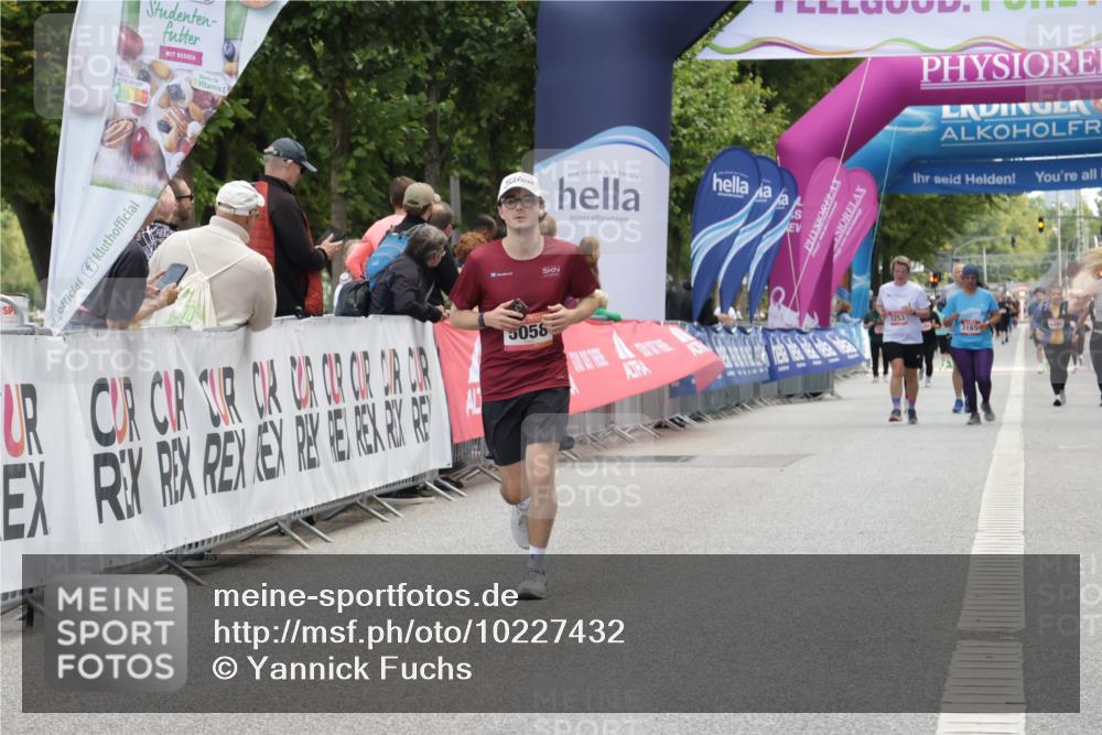 06.09.2026 - CURREX Alsterlauf Yannick Fuchs http://msf.ph/oto/10227432 06.09.2026 10:26:37 Ziel 2282, 2283, 3653, 3784, 5058 meine-sportfotos.de