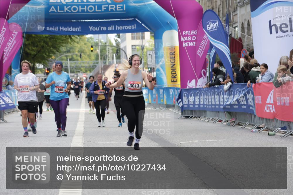 06.09.2026 - CURREX Alsterlauf Yannick Fuchs http://msf.ph/oto/10227434 06.09.2026 10:26:38 Ziel 2282, 2283, 3784, 5058 meine-sportfotos.de