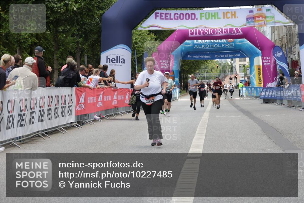 06.09.2026 - CURREX Alsterlauf Yannick Fuchs http://msf.ph/oto/10227485 06.09.2026 10:27:09 Ziel 2052, 4978, 5066 meine-sportfotos.de