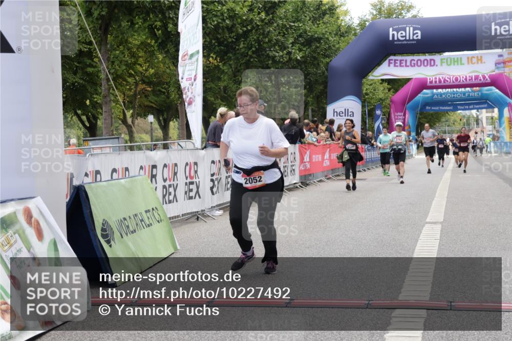 06.09.2026 - CURREX Alsterlauf Yannick Fuchs http://msf.ph/oto/10227492 06.09.2026 10:27:11 Ziel 2052, 4978, 5066 meine-sportfotos.de