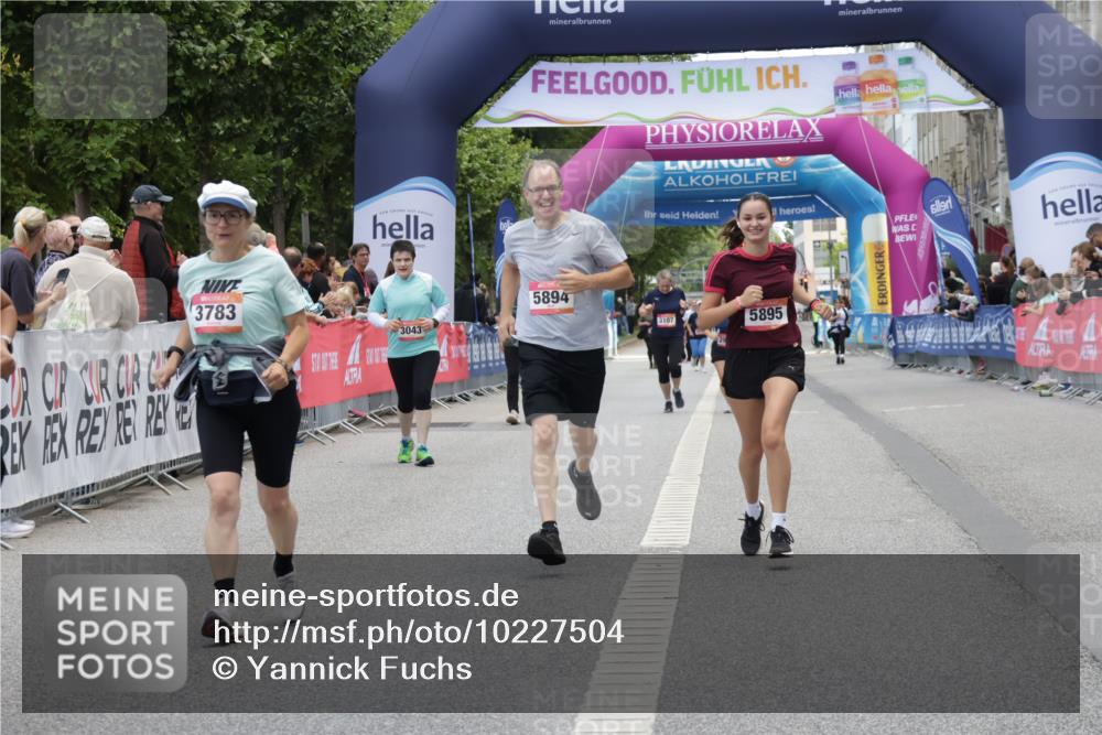 06.09.2026 - CURREX Alsterlauf Yannick Fuchs http://msf.ph/oto/10227504 06.09.2026 10:27:17 Ziel 2052, 3783, 5894, 5895 meine-sportfotos.de