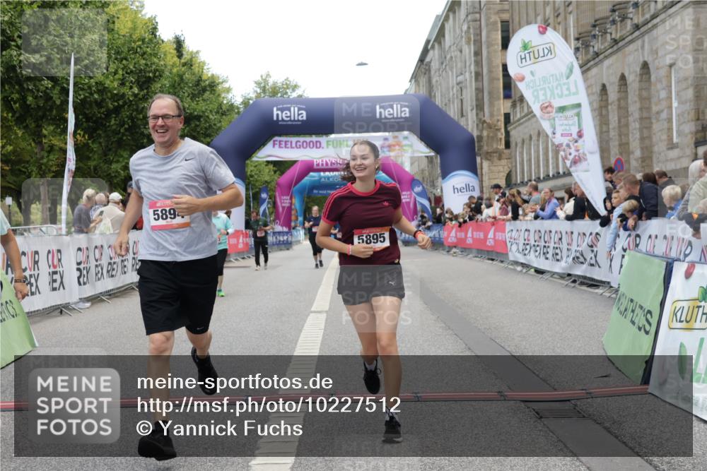 06.09.2026 - CURREX Alsterlauf Yannick Fuchs http://msf.ph/oto/10227512 06.09.2026 10:27:19 Ziel 2052, 3783, 5894, 5895 meine-sportfotos.de