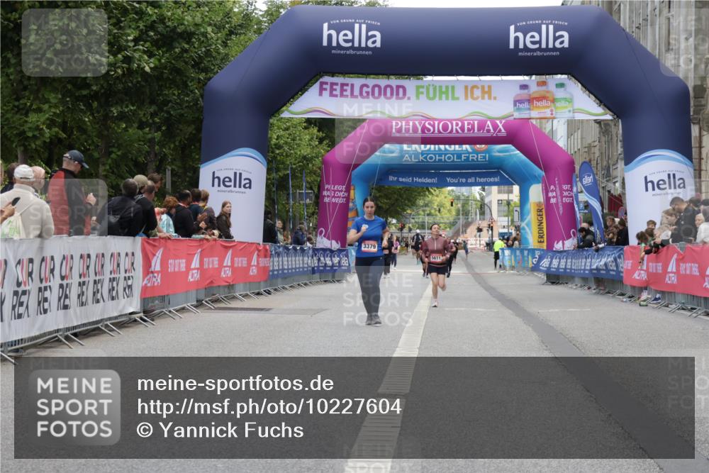 06.09.2026 - CURREX Alsterlauf Yannick Fuchs http://msf.ph/oto/10227604 06.09.2026 10:27:57 Ziel 3054, 4214, 4351 meine-sportfotos.de