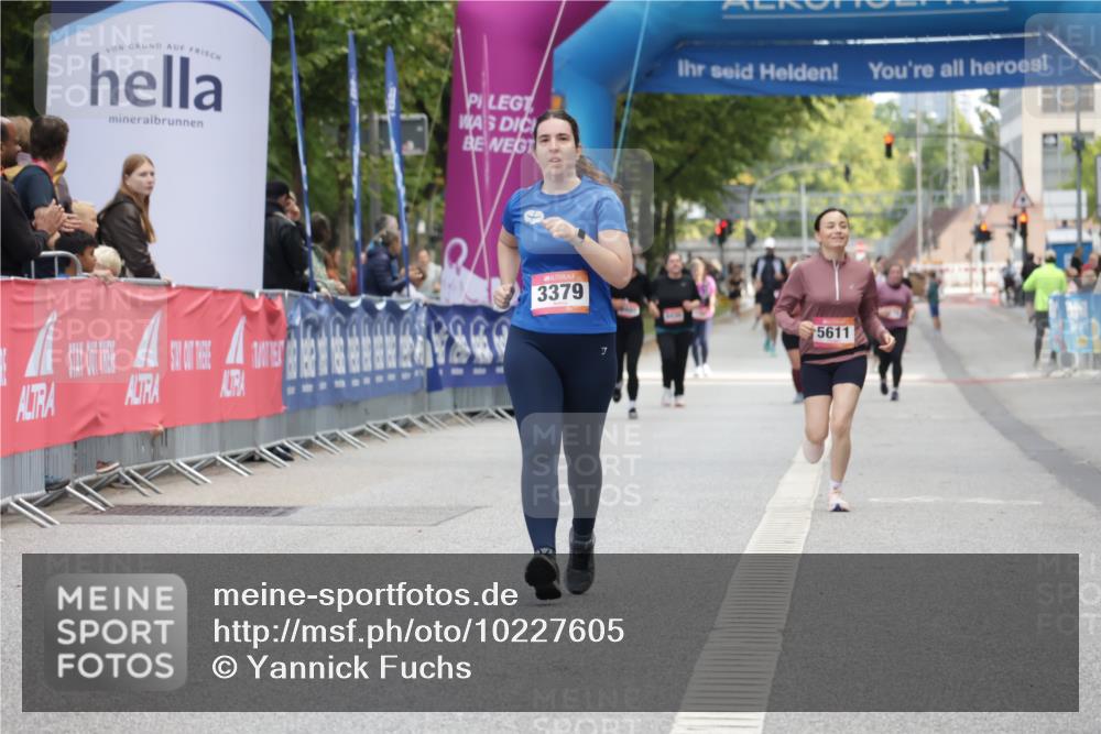 06.09.2026 - CURREX Alsterlauf Yannick Fuchs http://msf.ph/oto/10227605 06.09.2026 10:27:58 Ziel 3054, 4214, 4351 meine-sportfotos.de