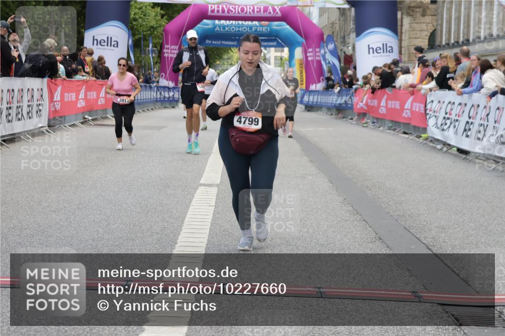 06.09.2026 - CURREX Alsterlauf Yannick Fuchs http://msf.ph/oto/10227660 06.09.2026 10:28:39 Ziel 4766, 4799, 5592 meine-sportfotos.de