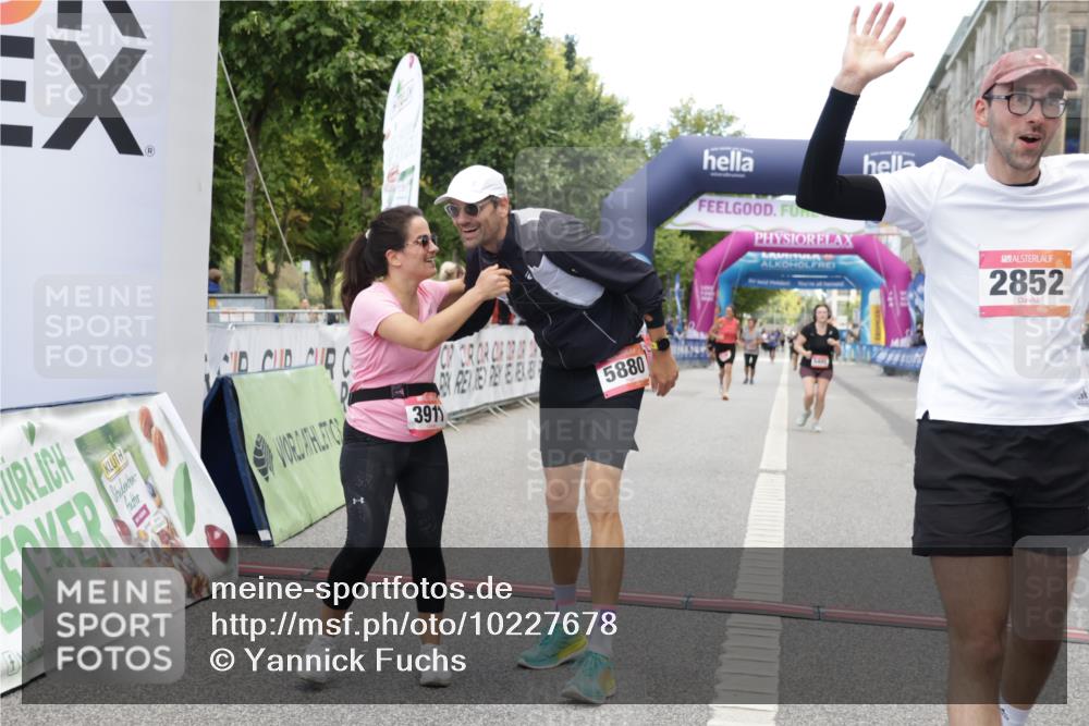 06.09.2026 - CURREX Alsterlauf Yannick Fuchs http://msf.ph/oto/10227678 06.09.2026 10:28:48 Ziel 2852, 2853, 3911, 4835, 5158, 5880 meine-sportfotos.de