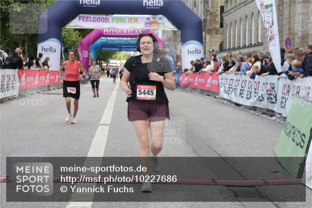 06.09.2026 - CURREX Alsterlauf Yannick Fuchs http://msf.ph/oto/10227686 06.09.2026 10:28:54 Ziel 2852, 2853, 4835, 5158, 5295, 5445 meine-sportfotos.de