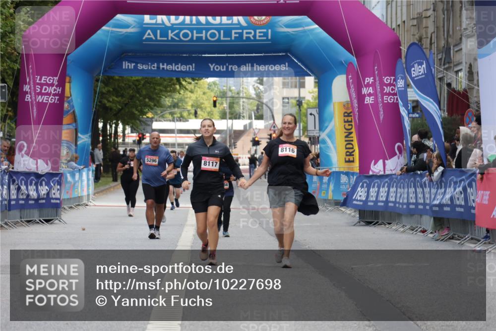 06.09.2026 - CURREX Alsterlauf Yannick Fuchs http://msf.ph/oto/10227698 06.09.2026 10:29:07 Ziel 4554, 4555, 4836 meine-sportfotos.de