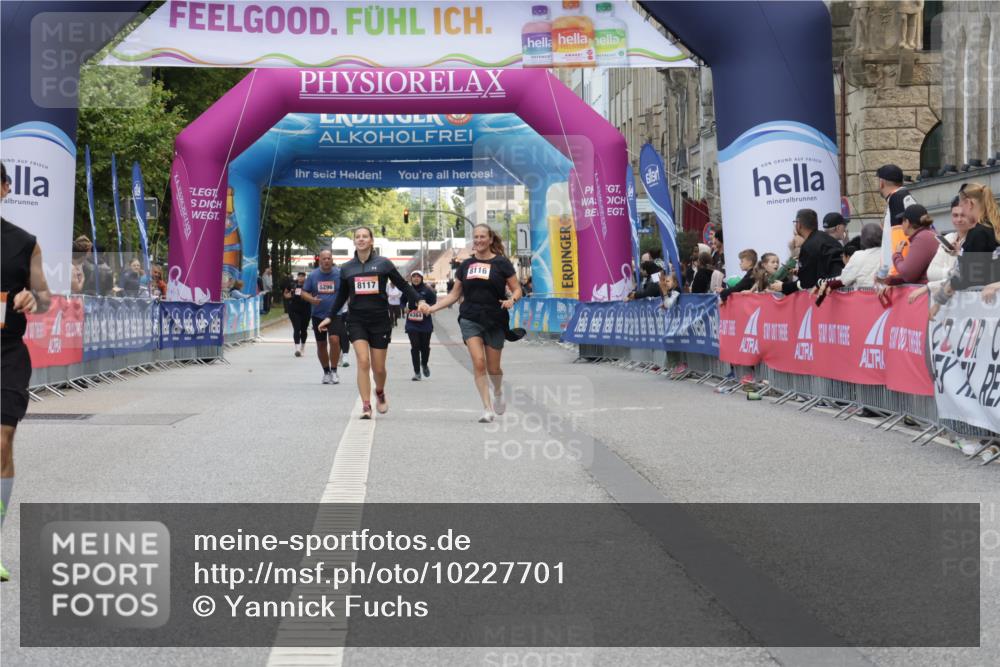 06.09.2026 - CURREX Alsterlauf Yannick Fuchs http://msf.ph/oto/10227701 06.09.2026 10:29:08 Ziel 4554, 4555, 4836 meine-sportfotos.de