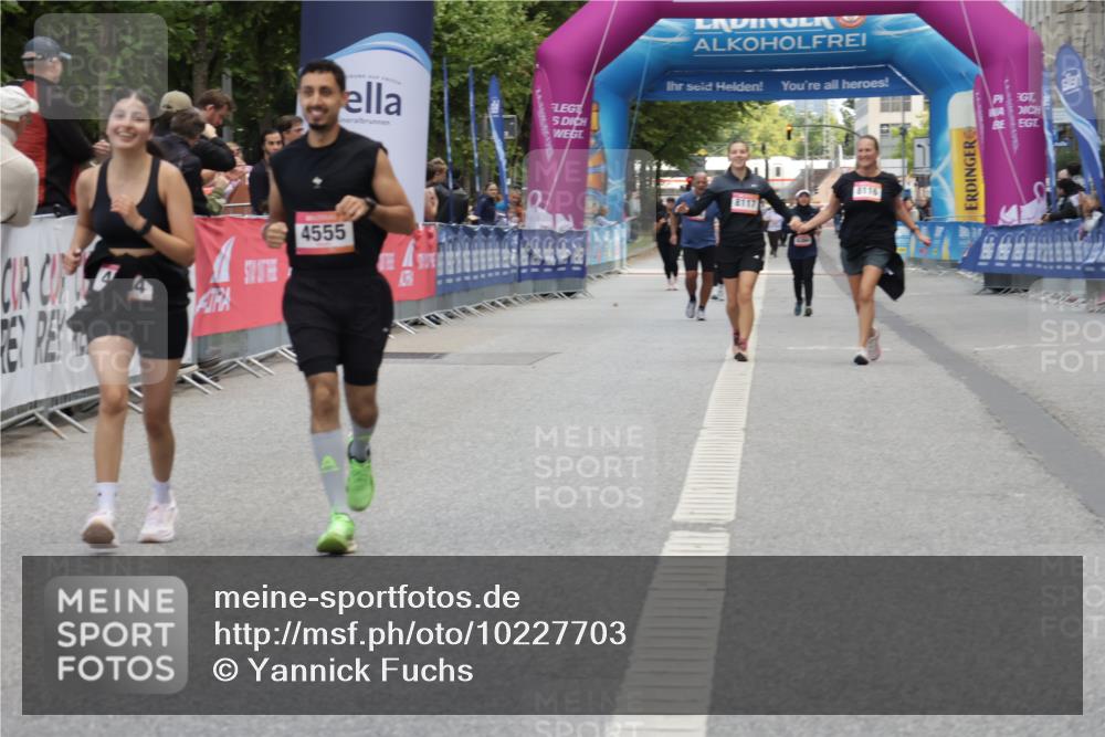 06.09.2026 - CURREX Alsterlauf Yannick Fuchs http://msf.ph/oto/10227703 06.09.2026 10:29:09 Ziel 4554, 4555, 4836 meine-sportfotos.de