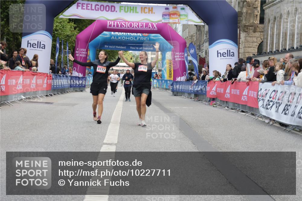 06.09.2026 - CURREX Alsterlauf Yannick Fuchs http://msf.ph/oto/10227711 06.09.2026 10:29:13 Ziel 4554, 4555 meine-sportfotos.de