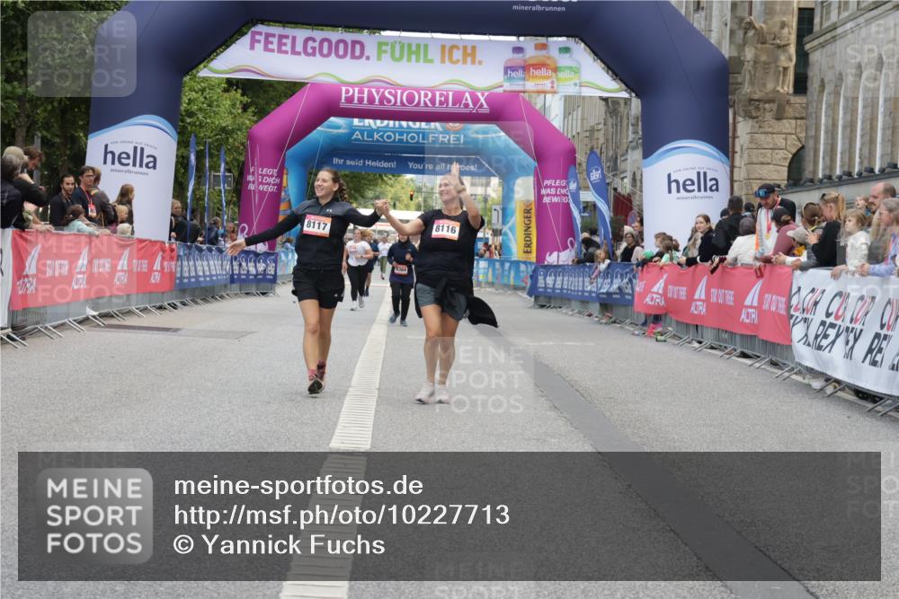 06.09.2026 - CURREX Alsterlauf Yannick Fuchs http://msf.ph/oto/10227713 06.09.2026 10:29:13 Ziel 4554, 4555 meine-sportfotos.de