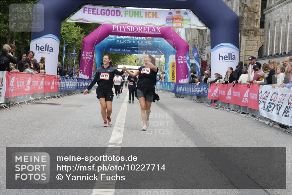 06.09.2026 - CURREX Alsterlauf Yannick Fuchs http://msf.ph/oto/10227714 06.09.2026 10:29:13 Ziel 4554, 4555 meine-sportfotos.de