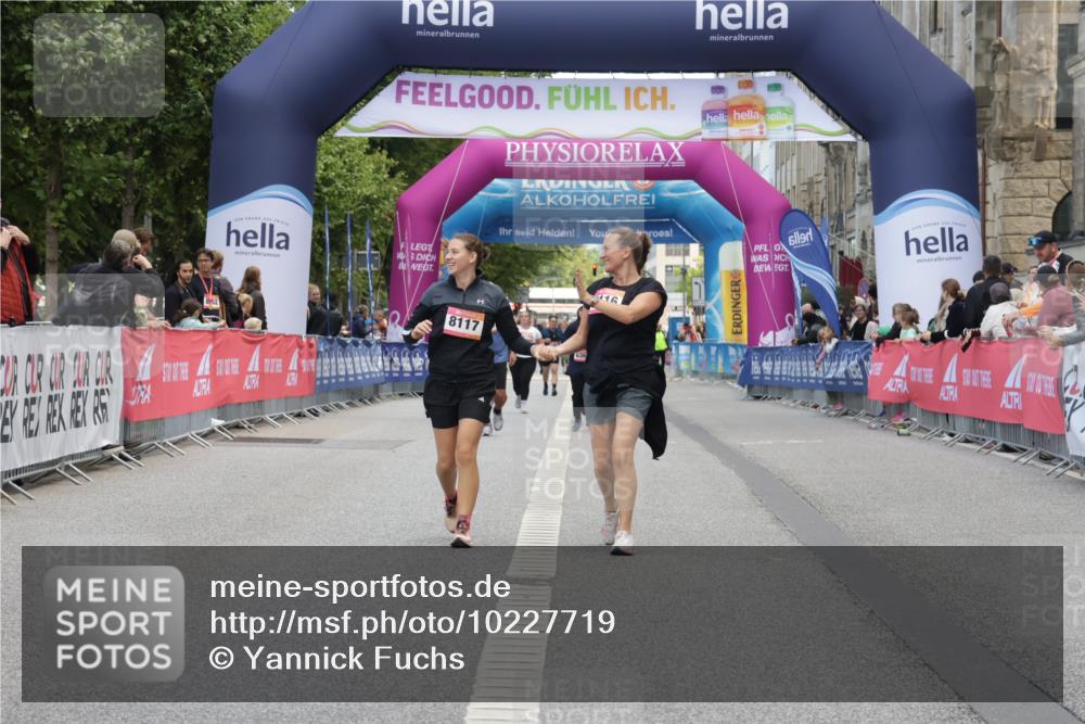 06.09.2026 - CURREX Alsterlauf Yannick Fuchs http://msf.ph/oto/10227719 06.09.2026 10:29:14 Ziel 4554, 4555, 8116, 8117 meine-sportfotos.de
