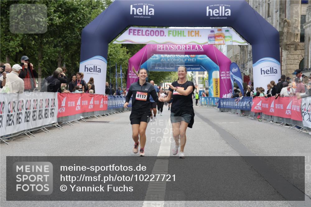 06.09.2026 - CURREX Alsterlauf Yannick Fuchs http://msf.ph/oto/10227721 06.09.2026 10:29:15 Ziel 4554, 4555, 8116, 8117 meine-sportfotos.de