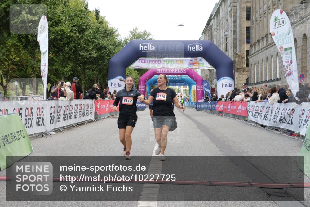 06.09.2026 - CURREX Alsterlauf Yannick Fuchs http://msf.ph/oto/10227725 06.09.2026 10:29:17 Ziel 4554, 4555, 8116, 8117 meine-sportfotos.de