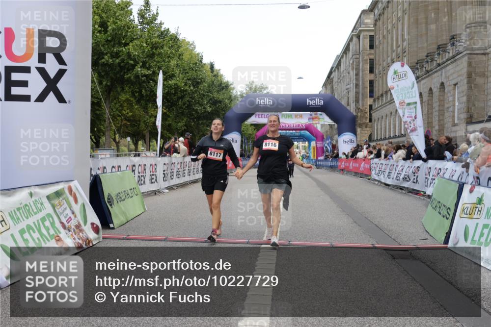 06.09.2026 - CURREX Alsterlauf Yannick Fuchs http://msf.ph/oto/10227729 06.09.2026 10:29:19 Ziel 8116, 8117 meine-sportfotos.de
