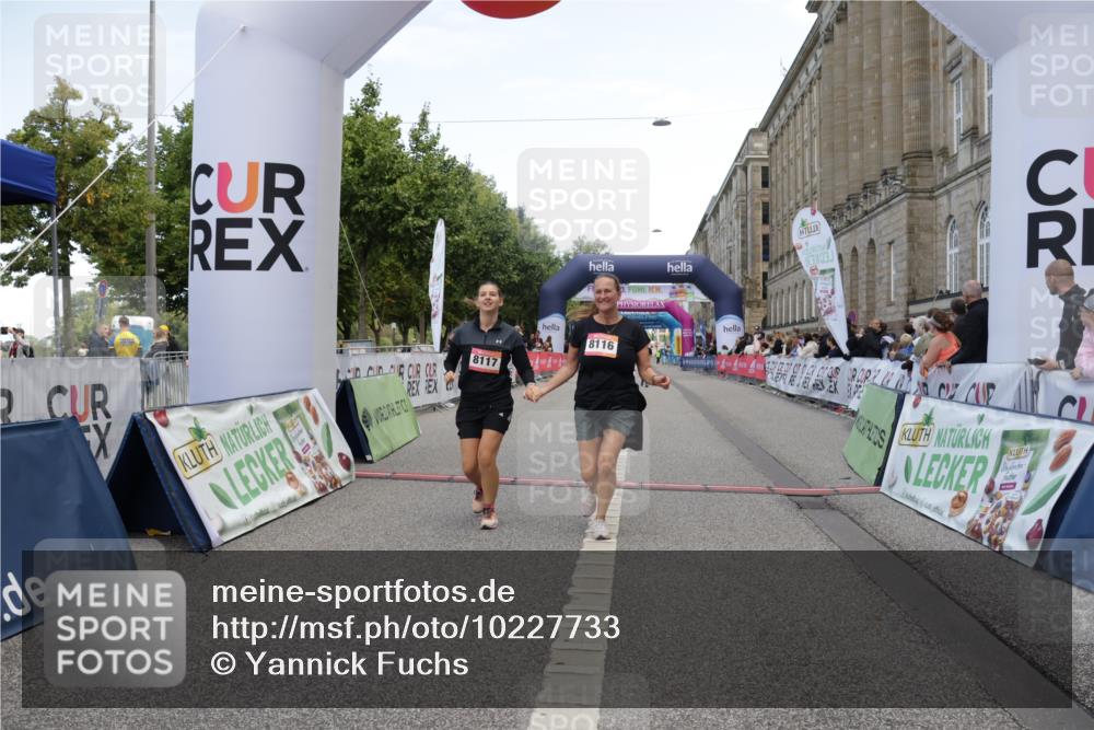 06.09.2026 - CURREX Alsterlauf Yannick Fuchs http://msf.ph/oto/10227733 06.09.2026 10:29:20 Ziel 8116, 8117 meine-sportfotos.de