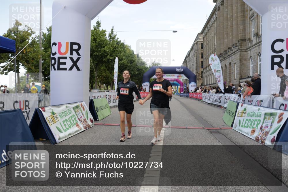 06.09.2026 - CURREX Alsterlauf Yannick Fuchs http://msf.ph/oto/10227734 06.09.2026 10:29:20 Ziel 8116, 8117 meine-sportfotos.de
