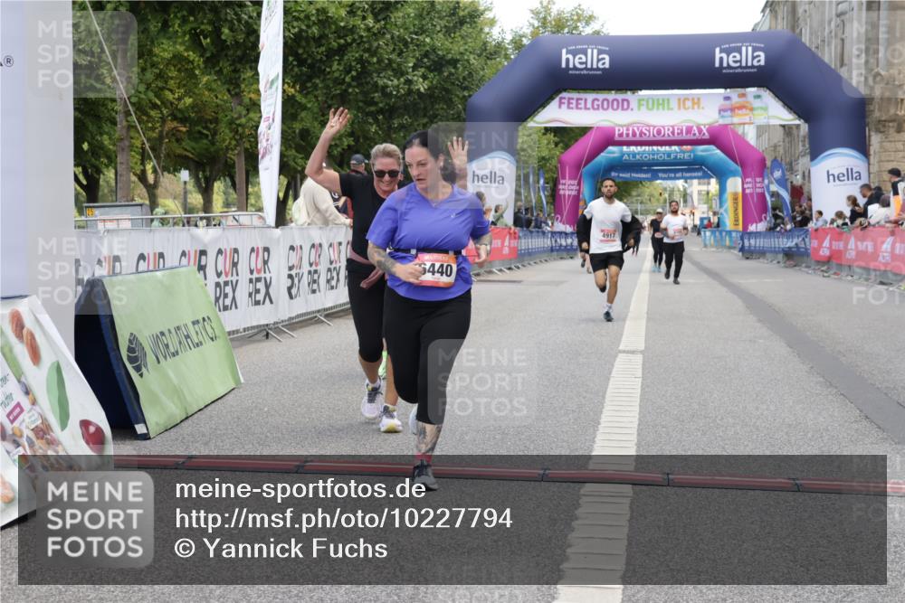 06.09.2026 - CURREX Alsterlauf Yannick Fuchs http://msf.ph/oto/10227794 06.09.2026 10:29:59 Ziel 2684, 4917, 6440, 6462, 6468 meine-sportfotos.de