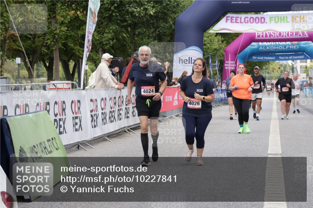 06.09.2026 - CURREX Alsterlauf Yannick Fuchs http://msf.ph/oto/10227841 06.09.2026 10:30:44 Ziel 4024, 4026 meine-sportfotos.de