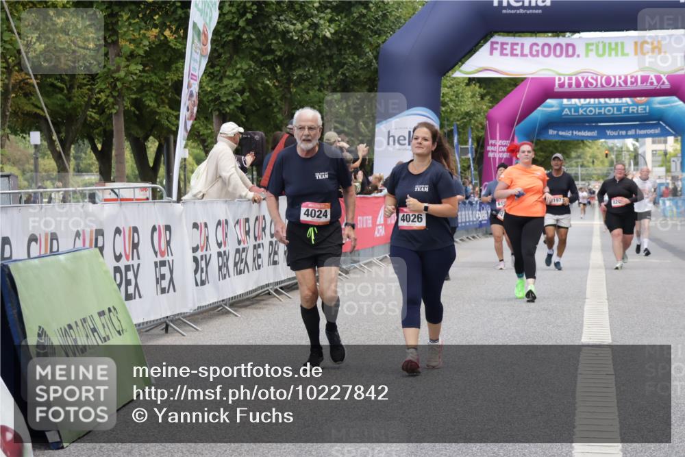 06.09.2026 - CURREX Alsterlauf Yannick Fuchs http://msf.ph/oto/10227842 06.09.2026 10:30:45 Ziel 4024, 4026 meine-sportfotos.de