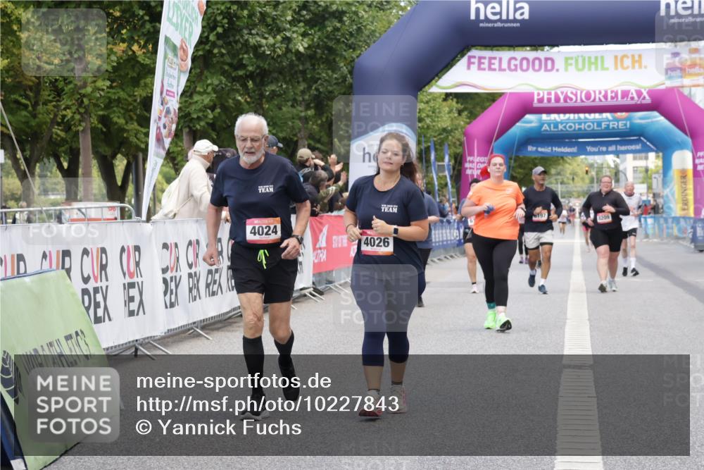 06.09.2026 - CURREX Alsterlauf Yannick Fuchs http://msf.ph/oto/10227843 06.09.2026 10:30:45 Ziel 4024, 4026 meine-sportfotos.de