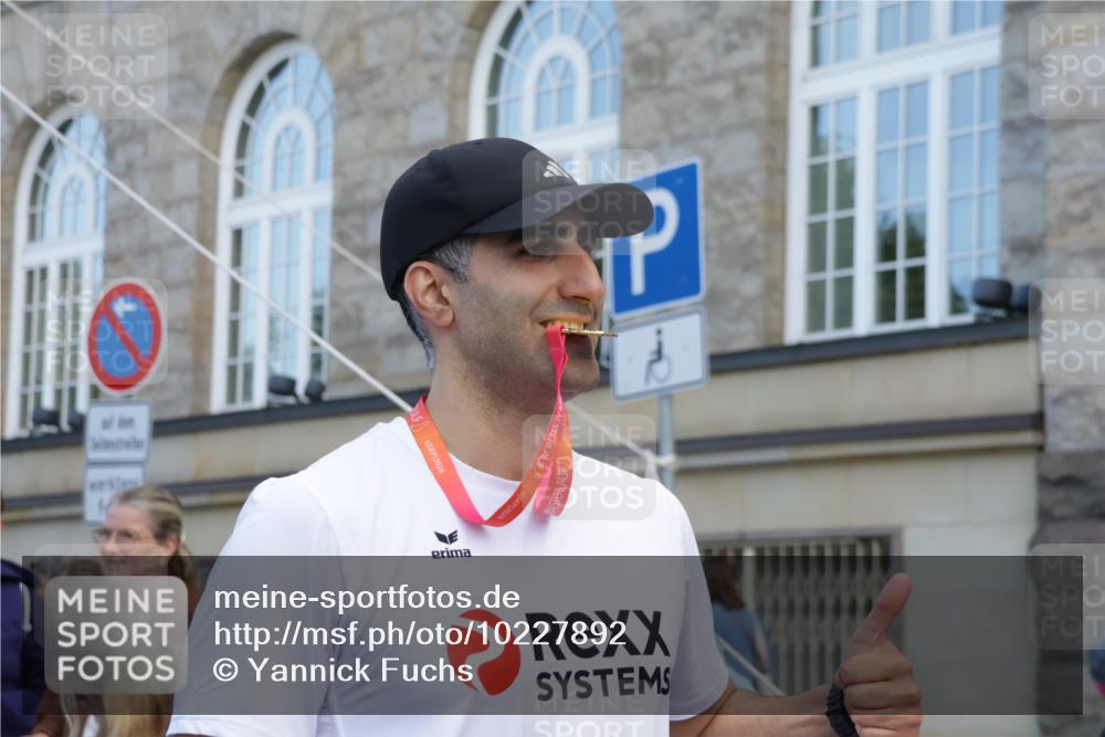 06.09.2026 - CURREX Alsterlauf Yannick Fuchs http://msf.ph/oto/10227892 06.09.2026 10:31:19 Ziel 4788 meine-sportfotos.de
