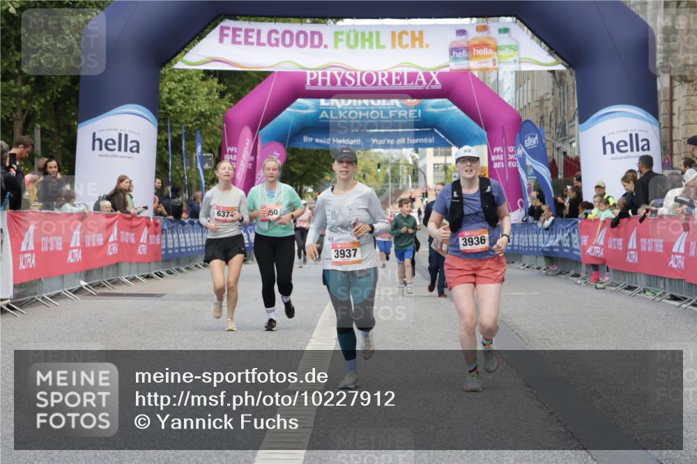 06.09.2026 - CURREX Alsterlauf Yannick Fuchs http://msf.ph/oto/10227912 06.09.2026 10:31:35 Ziel 3936, 3937 meine-sportfotos.de