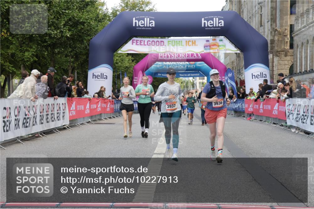06.09.2026 - CURREX Alsterlauf Yannick Fuchs http://msf.ph/oto/10227913 06.09.2026 10:31:36 Ziel 3936, 3937 meine-sportfotos.de