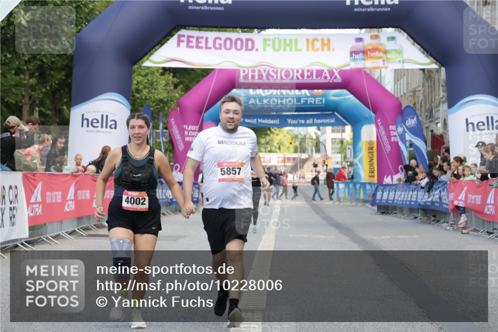 06.09.2026 - CURREX Alsterlauf Yannick Fuchs http://msf.ph/oto/10228006 06.09.2026 10:32:22 Ziel 2212, 4002, 5857 meine-sportfotos.de
