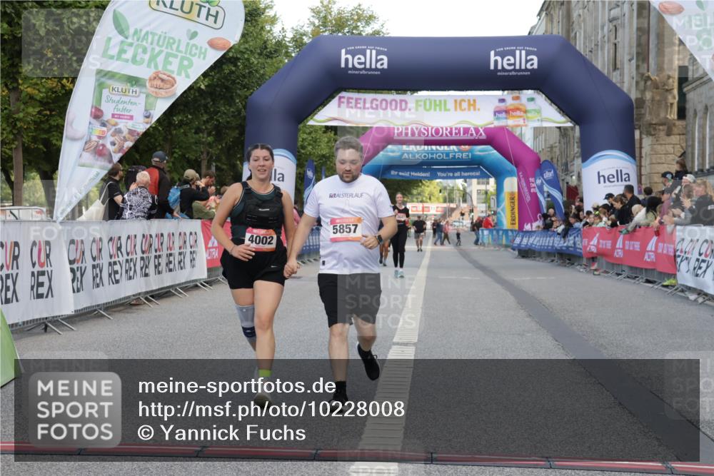 06.09.2026 - CURREX Alsterlauf Yannick Fuchs http://msf.ph/oto/10228008 06.09.2026 10:32:23 Ziel 2212, 4002, 5857 meine-sportfotos.de